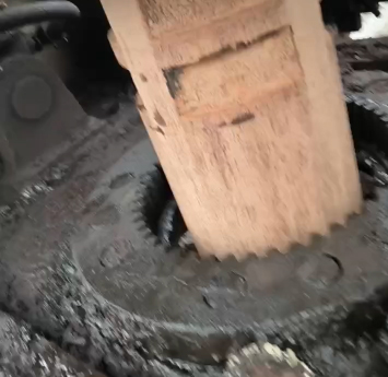 天井鉆機(jī)動(dòng)力頭漏水的主要原因